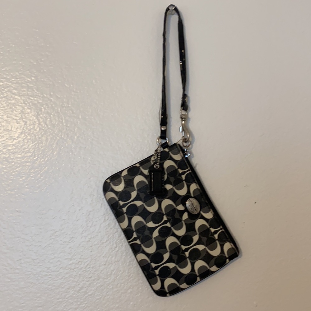 coach 🖤 b&w wristlet
